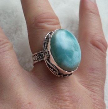 Zilveren ring met Larimar in bewerkte setting 18 mm